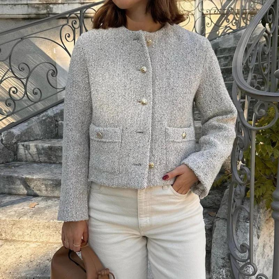 Clara Jacke | Kurze, einreihige Jacke mit rundem Ausschnitt und doppelten Taschen