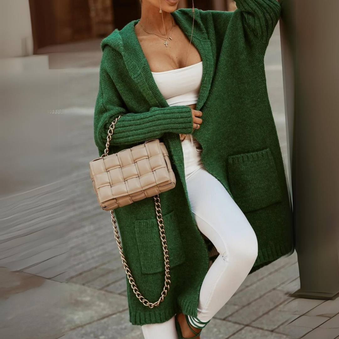 Petra Strickjacke | Gestrickte Kapuzenjacke mit elegantem Buchstaben-Design