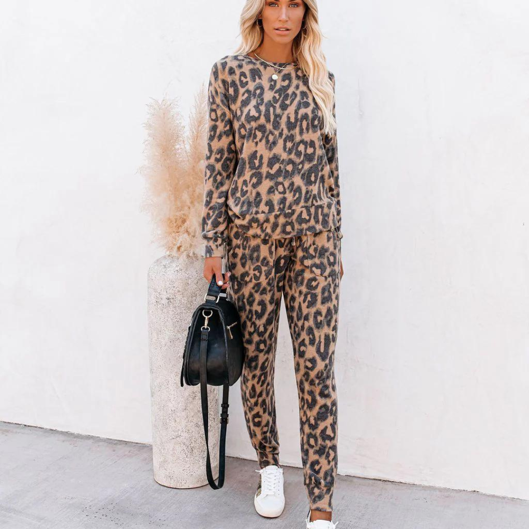 Amalia Zweiteiliges Set | Langärmlige Bluse mit Leopardenmuster und passendem Schlafanzug-Set