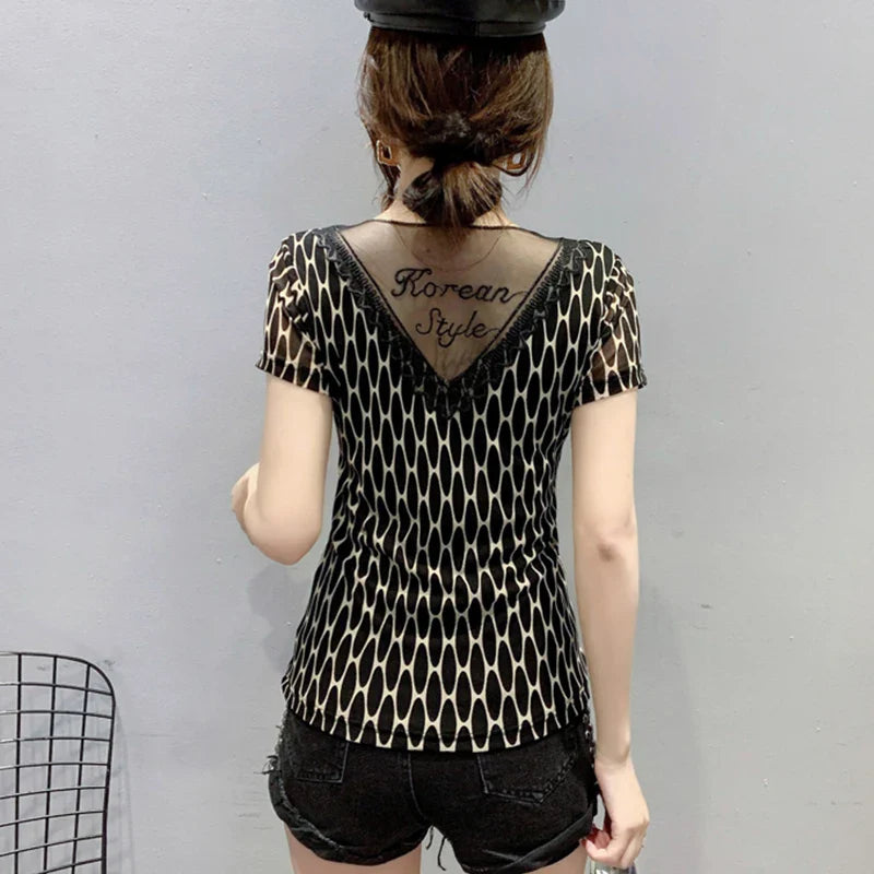 Daeja - Sommer-T-Shirt mit Ausgeschnittener Kette und Sexy Rücken-Netzdruck