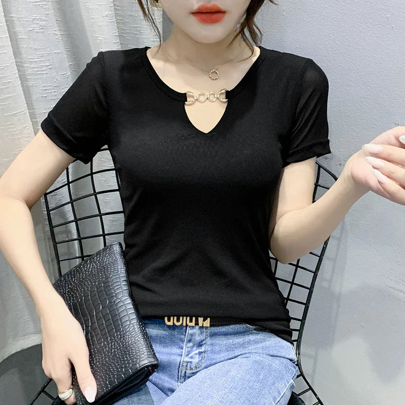 Daeja - Sommer-T-Shirt mit Ausgeschnittener Kette und Sexy Rücken-Netzdruck