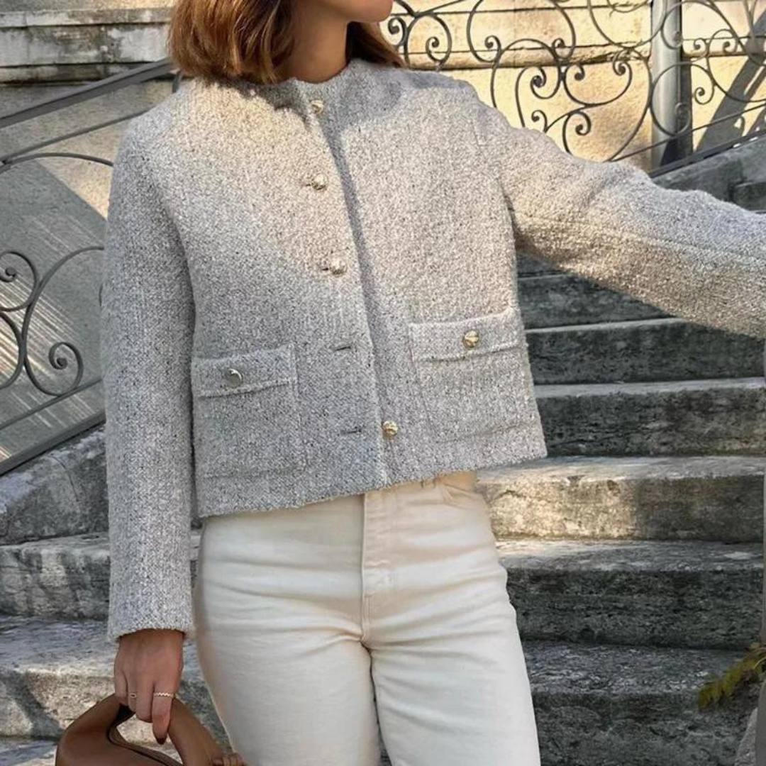 Clara Jacke | Kurze, einreihige Jacke mit rundem Ausschnitt und doppelten Taschen