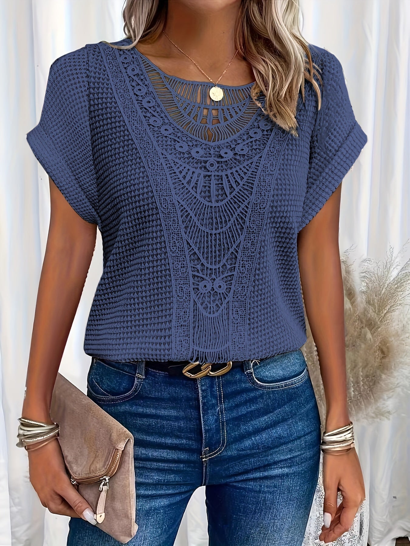 Elegantes Shirt mit Spitze und Rundhalsausschnitt – Michaela