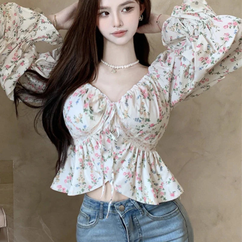 Vayu - Florale Bluse im Prinzessinnenstil mit Vintage-Bandage
