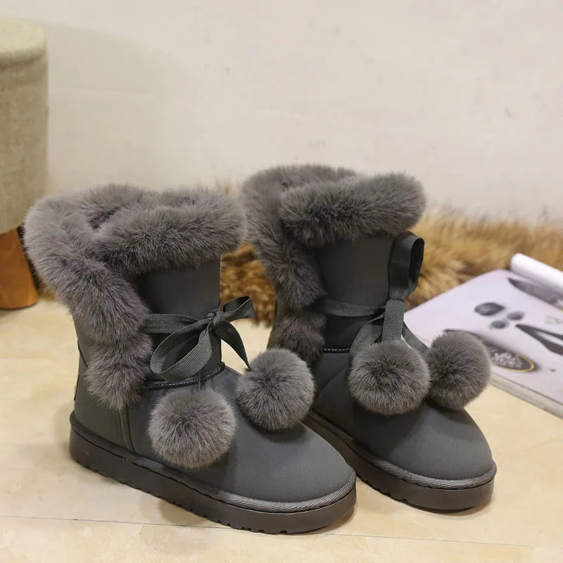 Dahlia - Elegante Winterstiefel mit Pompon-Verzierung