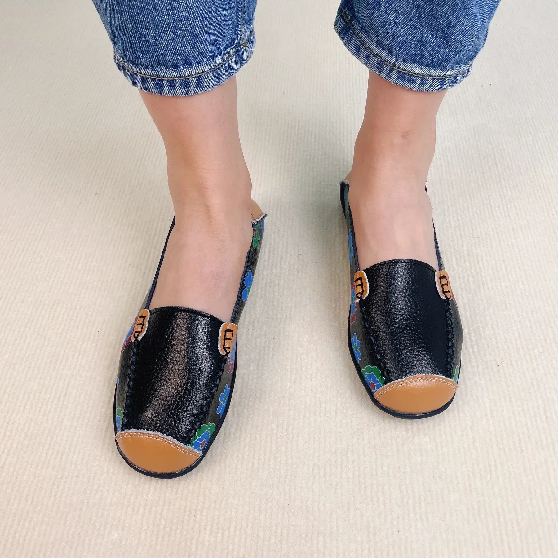 Loafer: Bequeme Slip-On-Schuhe mit Blumenmuster für Herbst