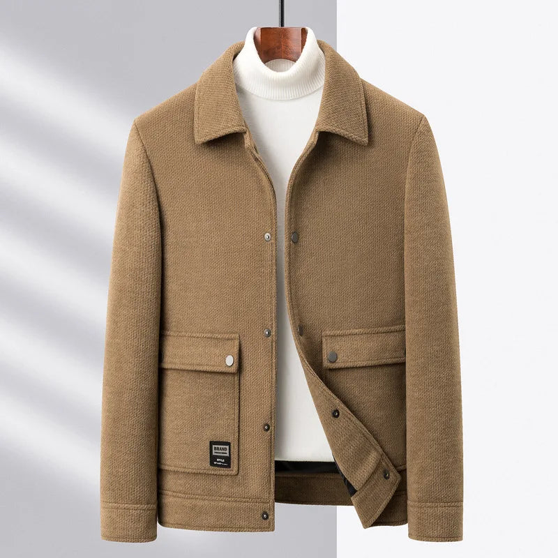 Wolljacke – kurze Herrenjacke mit Knöpfen und Taschen