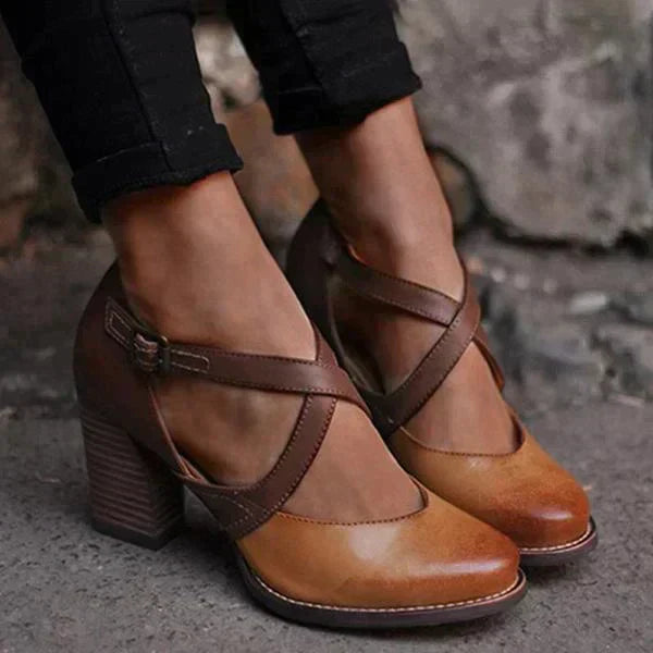 Elegante Frauenschuhe mit Absätzen für den Winter