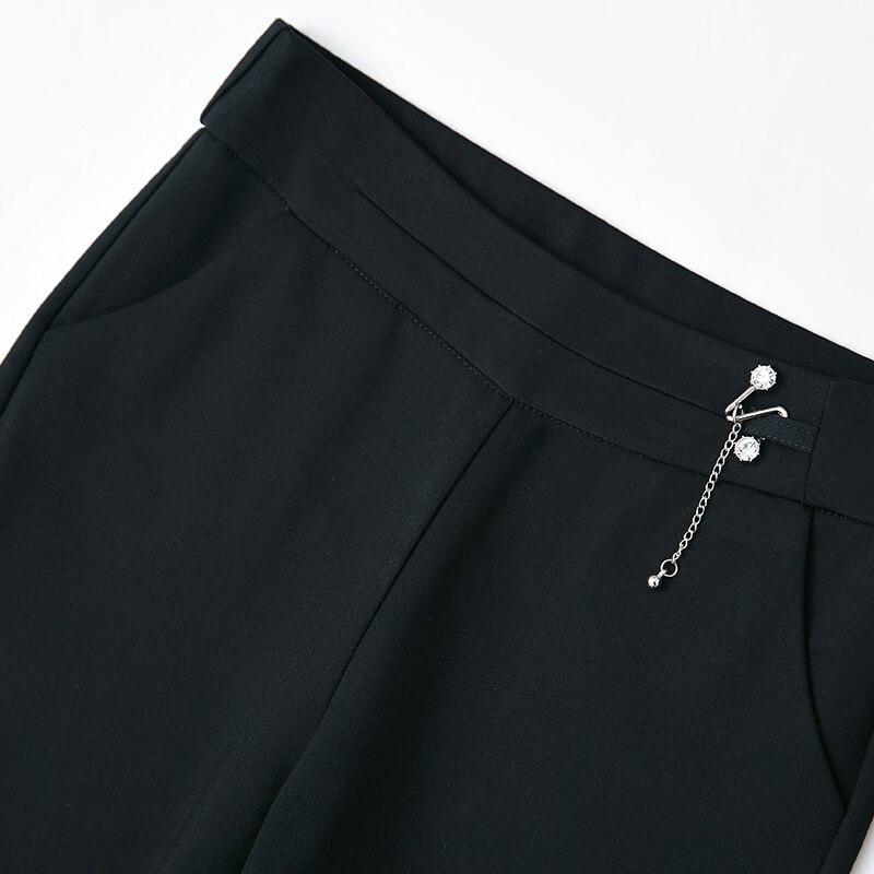 Damen-Chino mit Schmuck am Bund