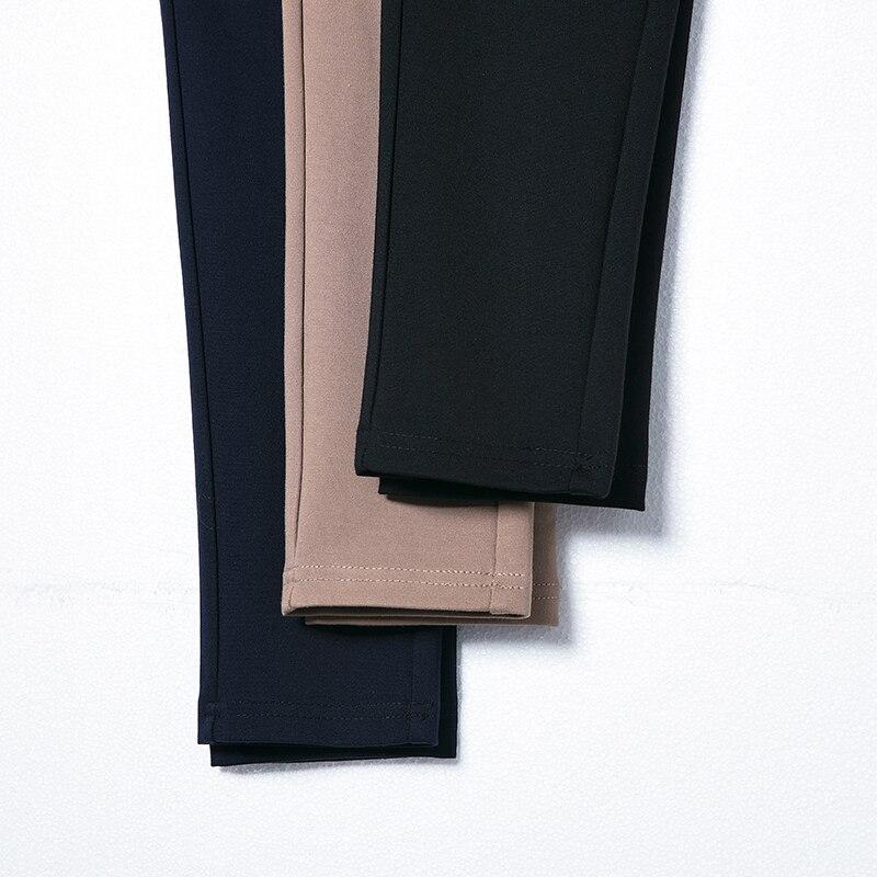 Damen-Chino mit Schmuck am Bund