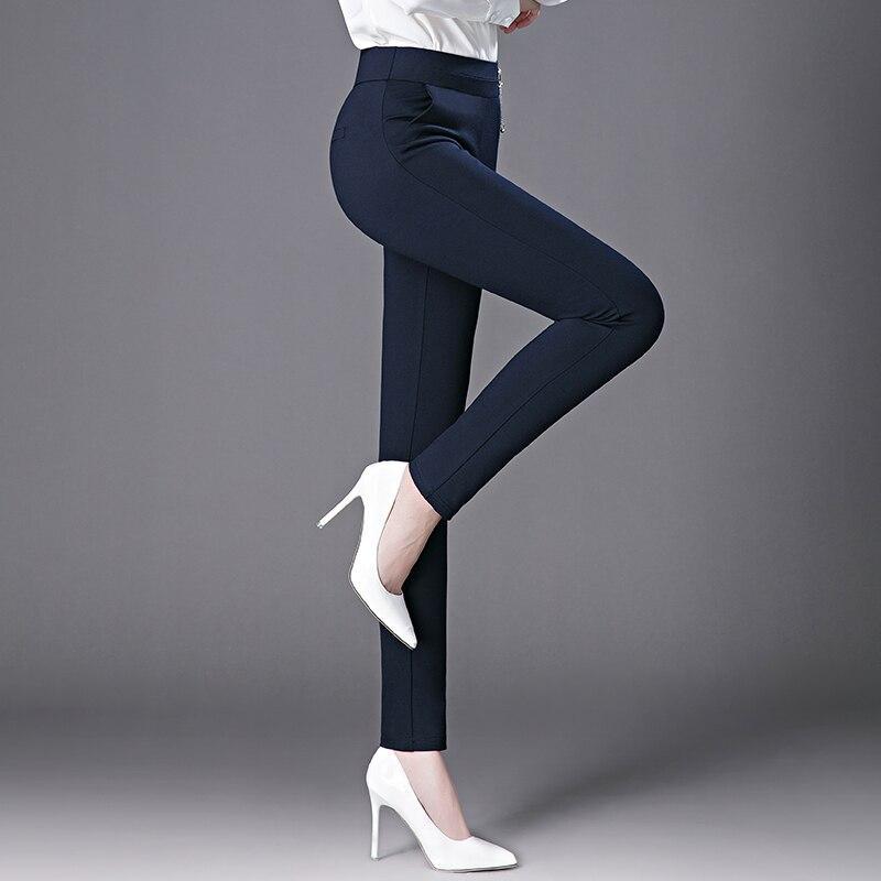 Damen-Chino mit Schmuck am Bund