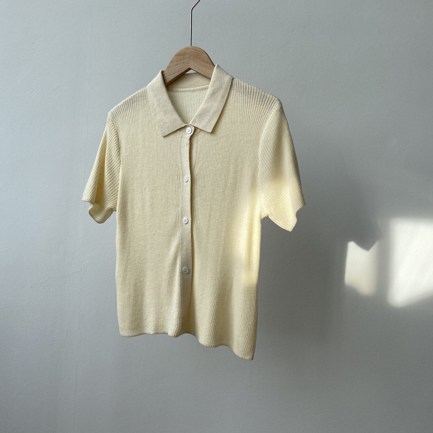 Damen-Poloshirt mit Knöpfen und loser Passform
