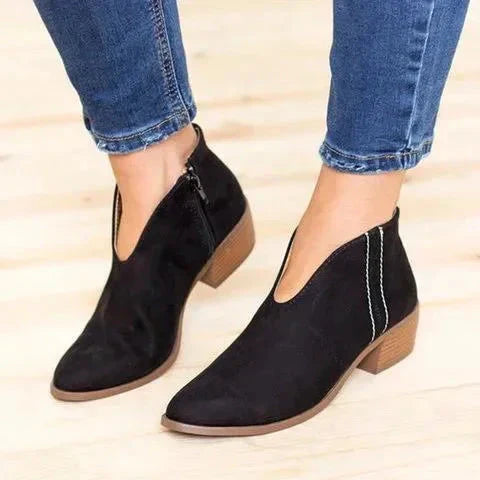 Jeka - Stiefel mit V-Ausschnitt und Reißverschluss